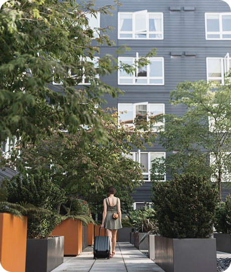 mujer caminando por la ciudad